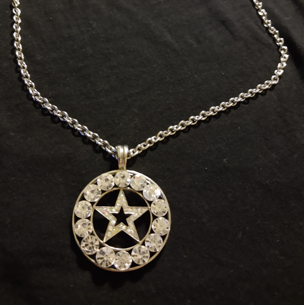 LARGE STAR MEDALLION NECKLACE